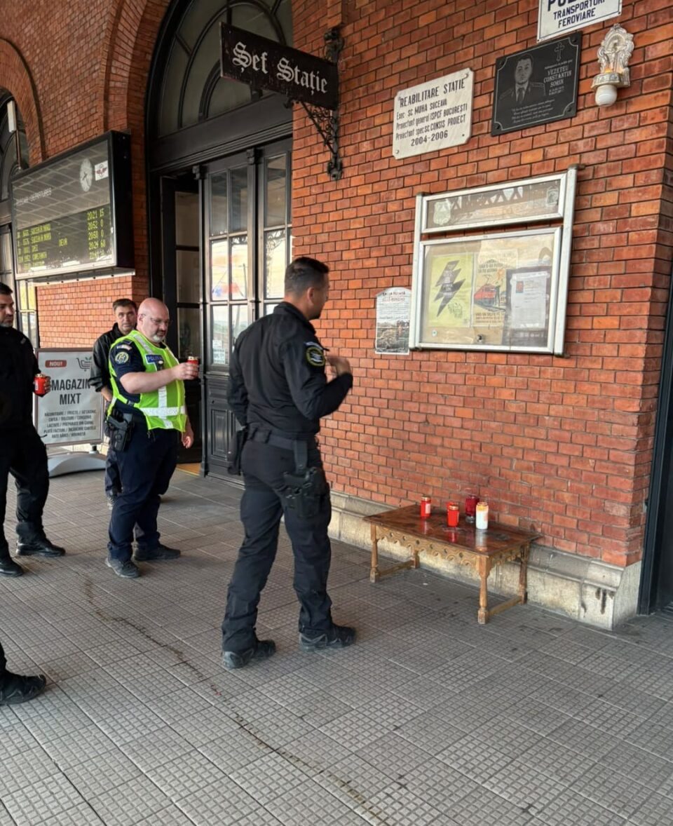 Polițiștii au pus candele și lumânări pe peronul gării Burdujeni, la nouă ani de la uciderea lui Sorin Vezeteu Polițiștii au pus candele și lumânări pe peronul gării Burdujeni, la nouă ani de la uciderea lui Sorin Vezeteu