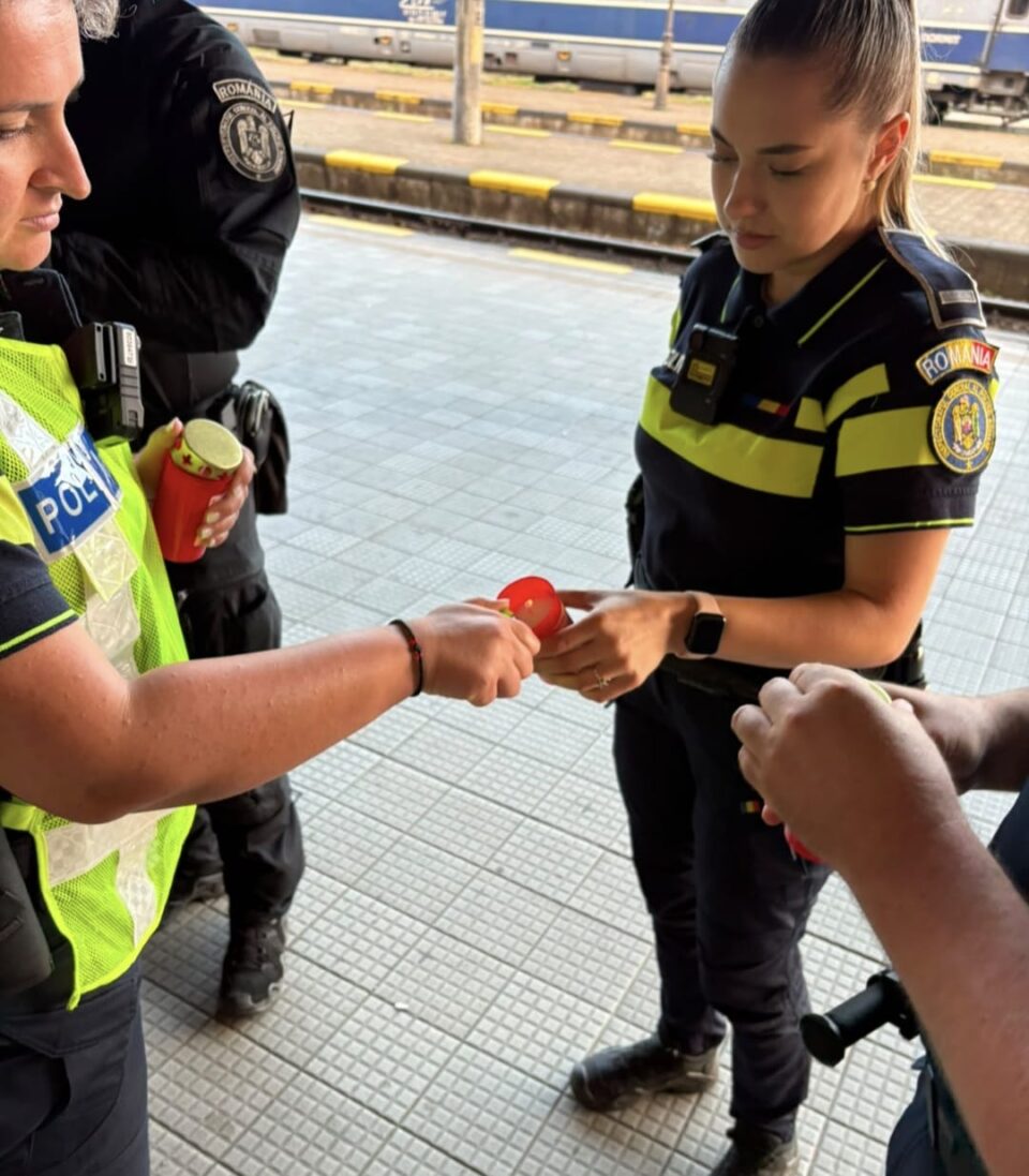Polițiștii au pus candele și lumânări pe peronul gării Burdujeni, la nouă ani de la uciderea lui Sorin Vezeteu