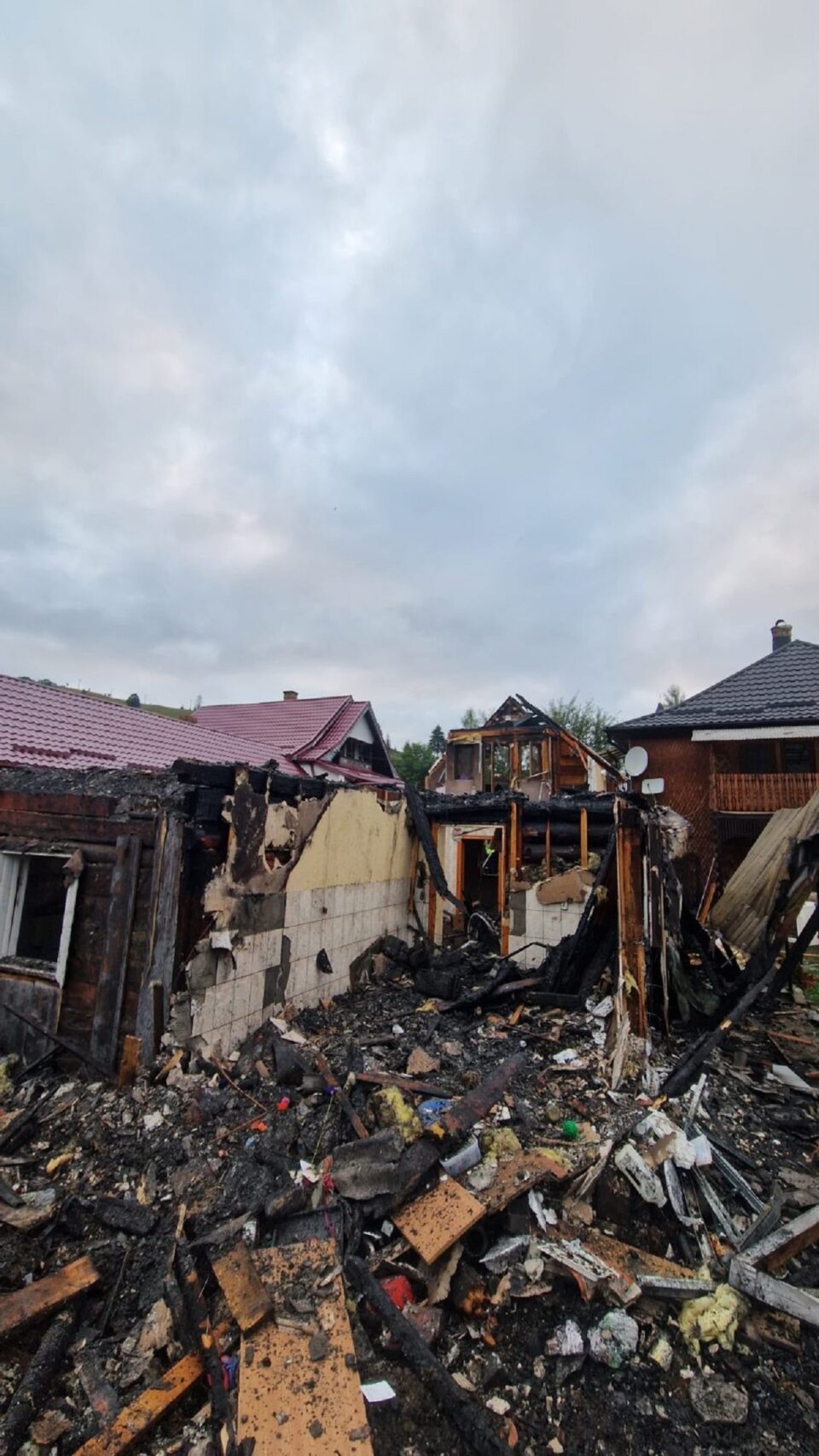 Casă distrusă de un incendiu pornit din adăpostul de animale