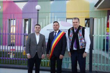 Autoritățile sucevene și naționale au fost prezente la inaugurarea noii creșe din Poiana Stampei Autoritățile sucevene și naționale au fost prezente la inaugurarea noii creșe din Poiana Stampei