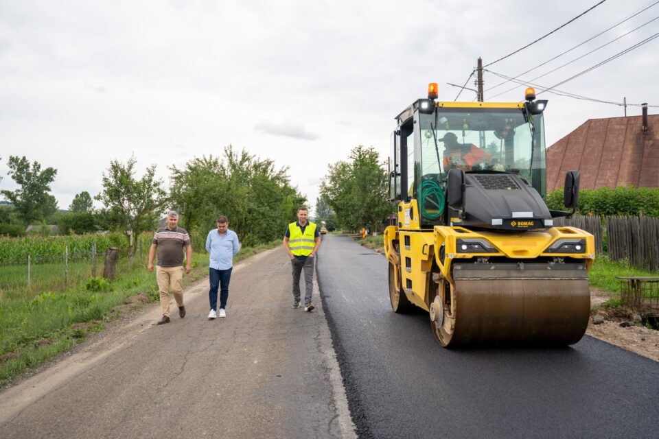 Șoldan: „După 15 ani în care nu a mai văzut asfalt, modernizăm drumul dintre Dolhești și Forăști” Șoldan: „După 15 ani în care nu a mai văzut asfalt, modernizăm drumul dintre Dolhești și Forăști”