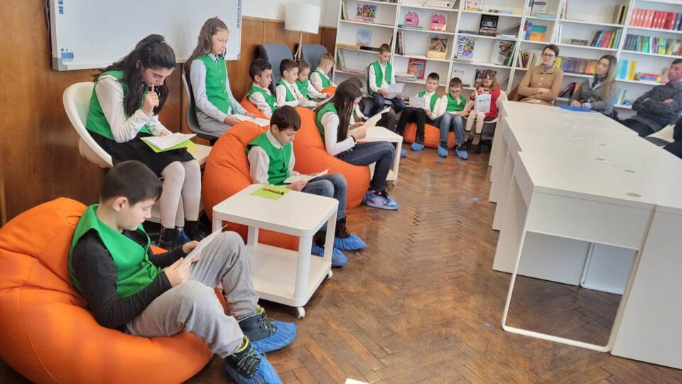 Un club de lectură modern a fost amenajat cu fonduri europene la Școala Gimnazială Vatra Moldoviței