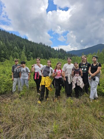 Elevi din Panaci și Dorna Arini au descoperit biodiversitatea Munților Călimani în cadrul evenimentului internațional „Youth at the Top 2026”