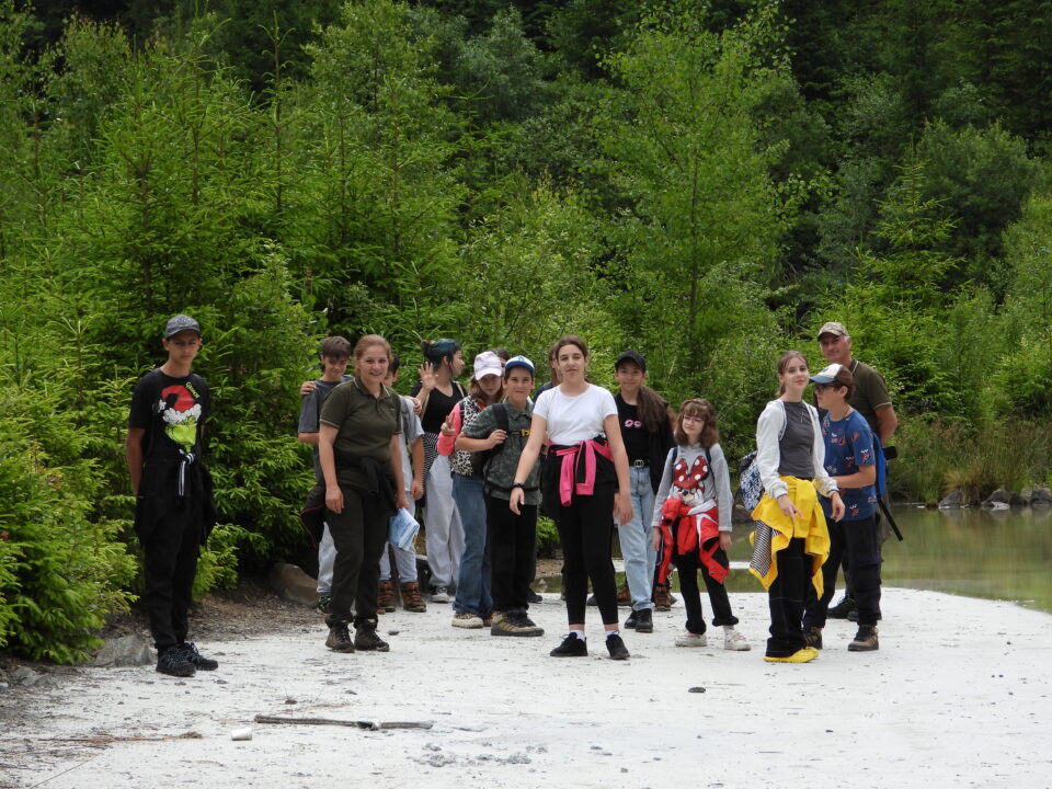 Elevi din Panaci și Dorna Arini au descoperit biodiversitatea Munților Călimani în cadrul evenimentului internațional „Youth at the Top 2026”