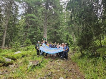 Elevi din Panaci și Dorna Arini au descoperit biodiversitatea Munților Călimani în cadrul evenimentului internațional „Youth at the Top 2026”
