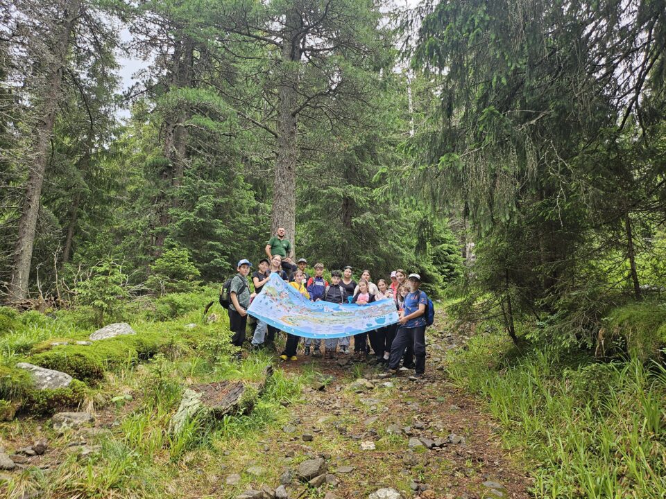 Elevi din Panaci și Dorna Arini au descoperit biodiversitatea Munților Călimani în cadrul evenimentului internațional „Youth at the Top 2026”