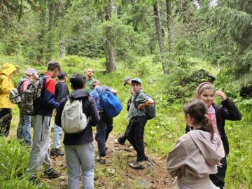 Elevi din Panaci și Dorna Arini au descoperit biodiversitatea Munților Călimani în cadrul evenimentului internațional „Youth at the Top 2026”