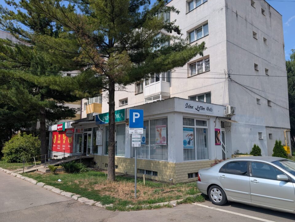 Extinderile în care funcționau spații comerciale, la parterul unui bloc de pe strada Luceafărului nr. 14 (zona Moto Velo) Extinderile în care funcționau spații comerciale, la parterul unui bloc de pe strada Luceafărului nr. 14 (zona Moto Velo)