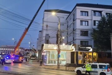 Panoul luminos de lângă sensul giratoriu din centrul Sucevei a fost îndepărtat de primărie Panoul luminos de lângă sensul giratoriu din centrul Sucevei a fost îndepărtat de primărie