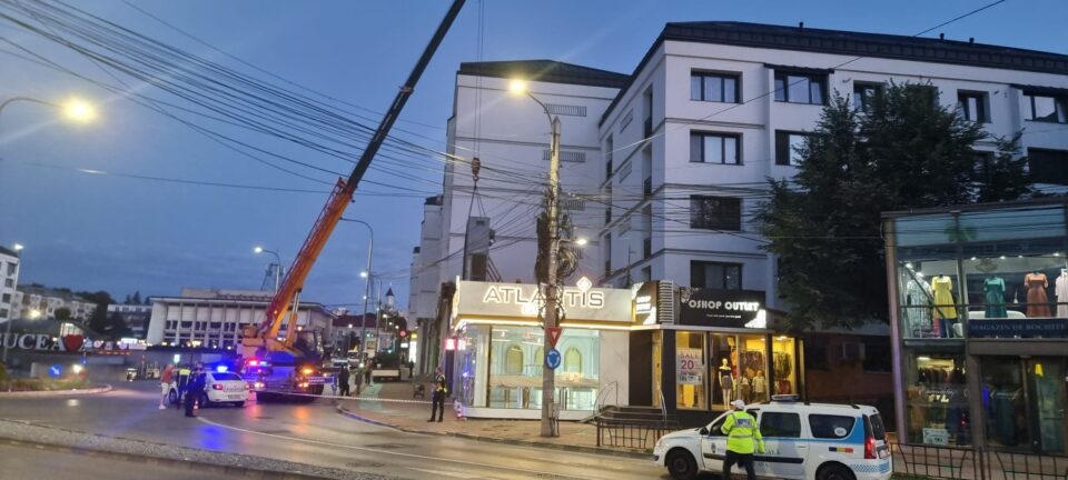 Panoul luminos de lângă sensul giratoriu din centrul Sucevei a fost îndepărtat de primărie Panoul luminos de lângă sensul giratoriu din centrul Sucevei a fost îndepărtat de primărie
