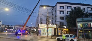 Panoul luminos de lângă sensul giratoriu din centrul Sucevei a fost îndepărtat de primărie