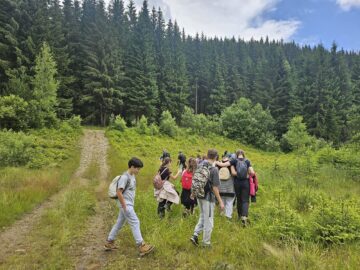 Elevi din Panaci și Dorna Arini au descoperit biodiversitatea Munților Călimani în cadrul evenimentului internațional „Youth at the Top 2026”