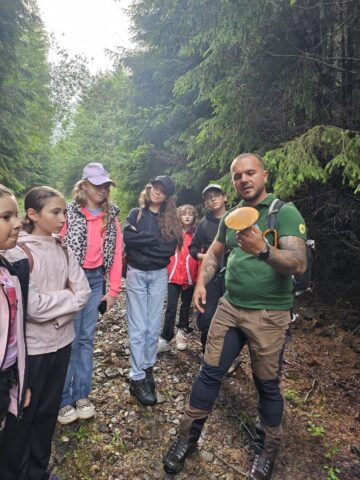 Elevi din Panaci și Dorna Arini au descoperit biodiversitatea Munților Călimani în cadrul evenimentului internațional „Youth at the Top 2026”