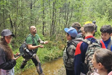 Elevi din Panaci și Dorna Arini au descoperit biodiversitatea Munților Călimani în cadrul evenimentului internațional „Youth at the Top 2026” Elevi din Panaci și Dorna Arini au descoperit biodiversitatea Munților Călimani în cadrul evenimentului internațional „Youth at the Top 2026”
