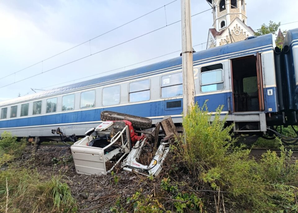 Un bărbat a murit după ce excavatorul pe care îl conducea a fost lovit de tren
