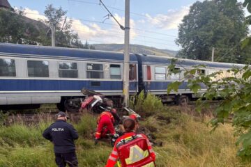 Bărbat în stare de inconștiență după ce excavatorul pe care îl conducea a fost lovit de tren Bărbat în stare de inconștiență după ce excavatorul pe care îl conducea a fost lovit de tren