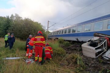 Un bărbat a murit după ce excavatorul pe care îl conducea a fost lovit de tren Un bărbat a murit după ce excavatorul pe care îl conducea a fost lovit de tren