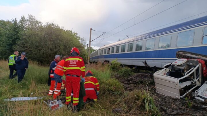 Un bărbat a murit după ce excavatorul pe care îl conducea a fost lovit de tren