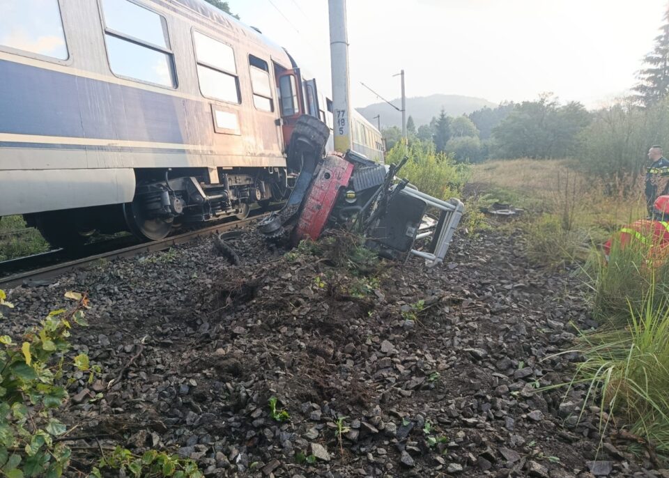 Un bărbat a murit după ce excavatorul pe care îl conducea a fost lovit de tren