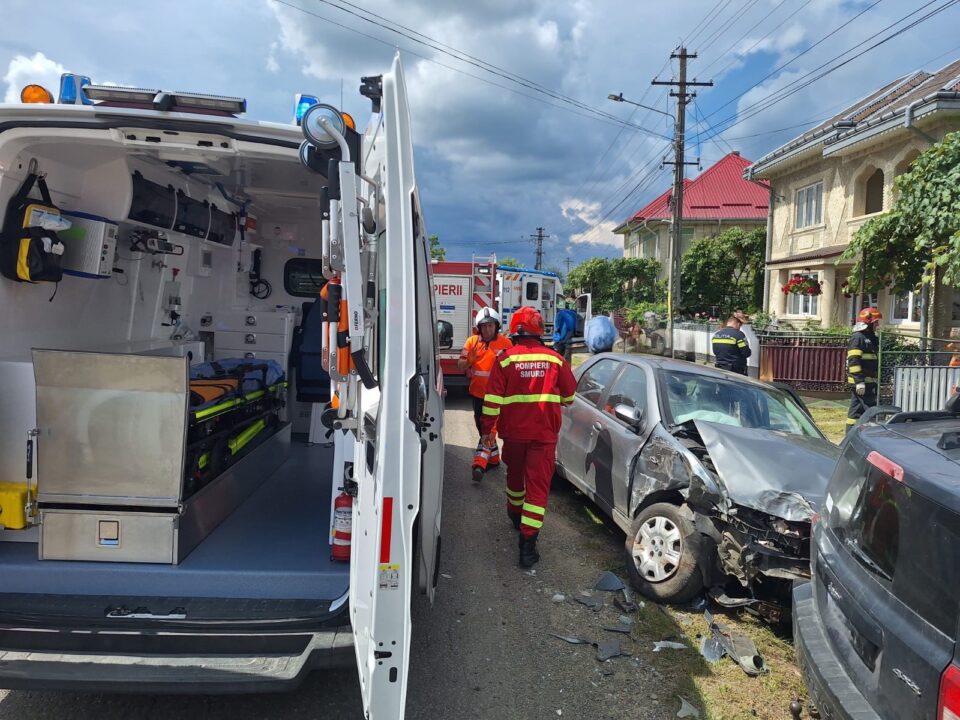 Trei femei, rănite după coliziunea dintre două autoturisme
