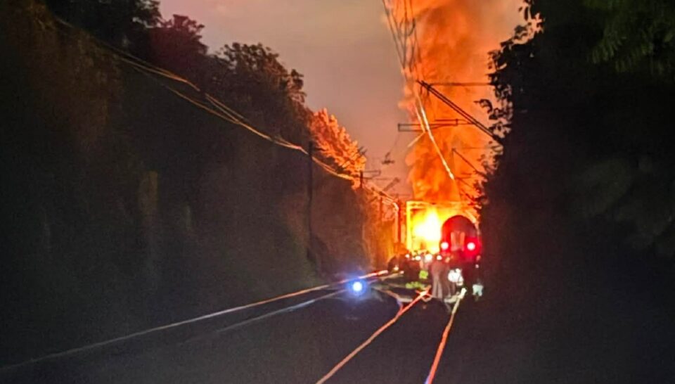 Sucevean aflat în trenul implicat în accidentul cu camionul care a luat foc: „Totul a început cu un strigăt care ne-a înghețat sângele în vene: Fugiți, că explodează!”