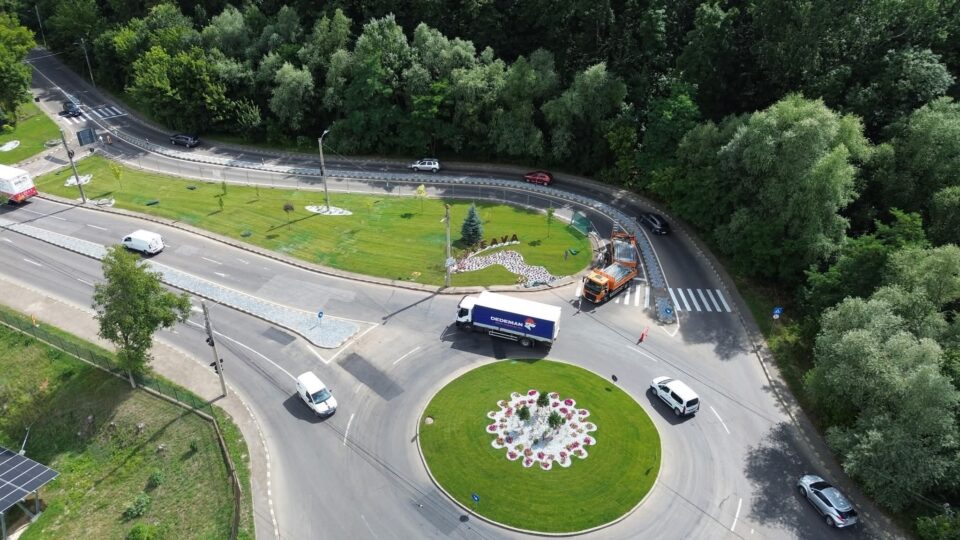 Sensul giratoriu spre cartierul Ițcani din Suceava a fost reabilitat