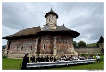MasterChef România a filmat un episod al emisiunii la Mănăstirea Moldovița pentru a promova bucătăria și tradițiile locale