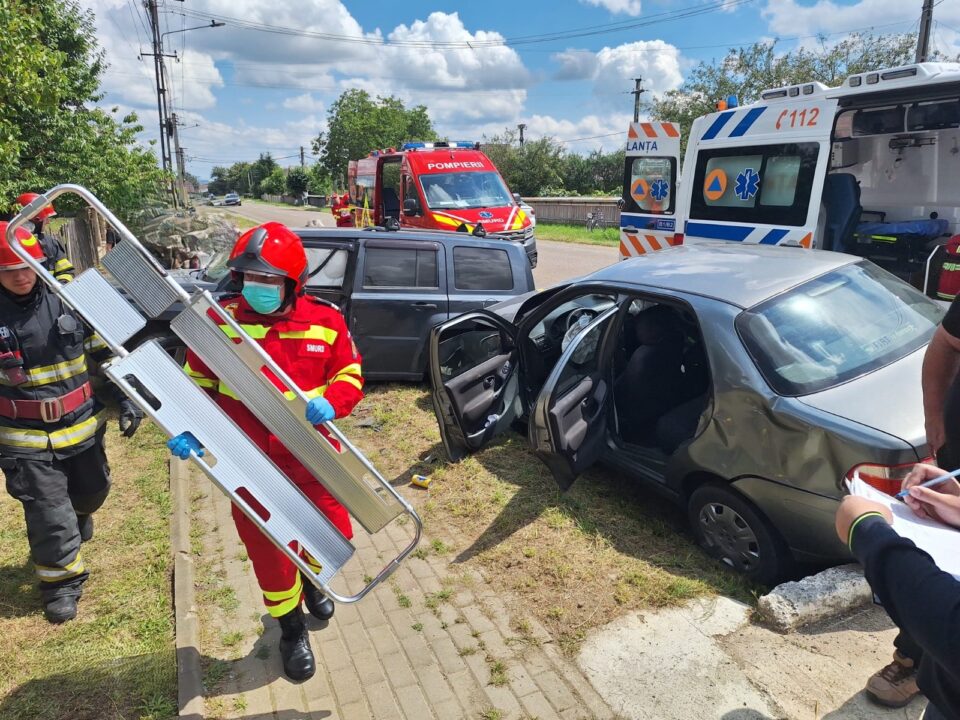 Trei femei, rănite după coliziunea dintre două autoturisme