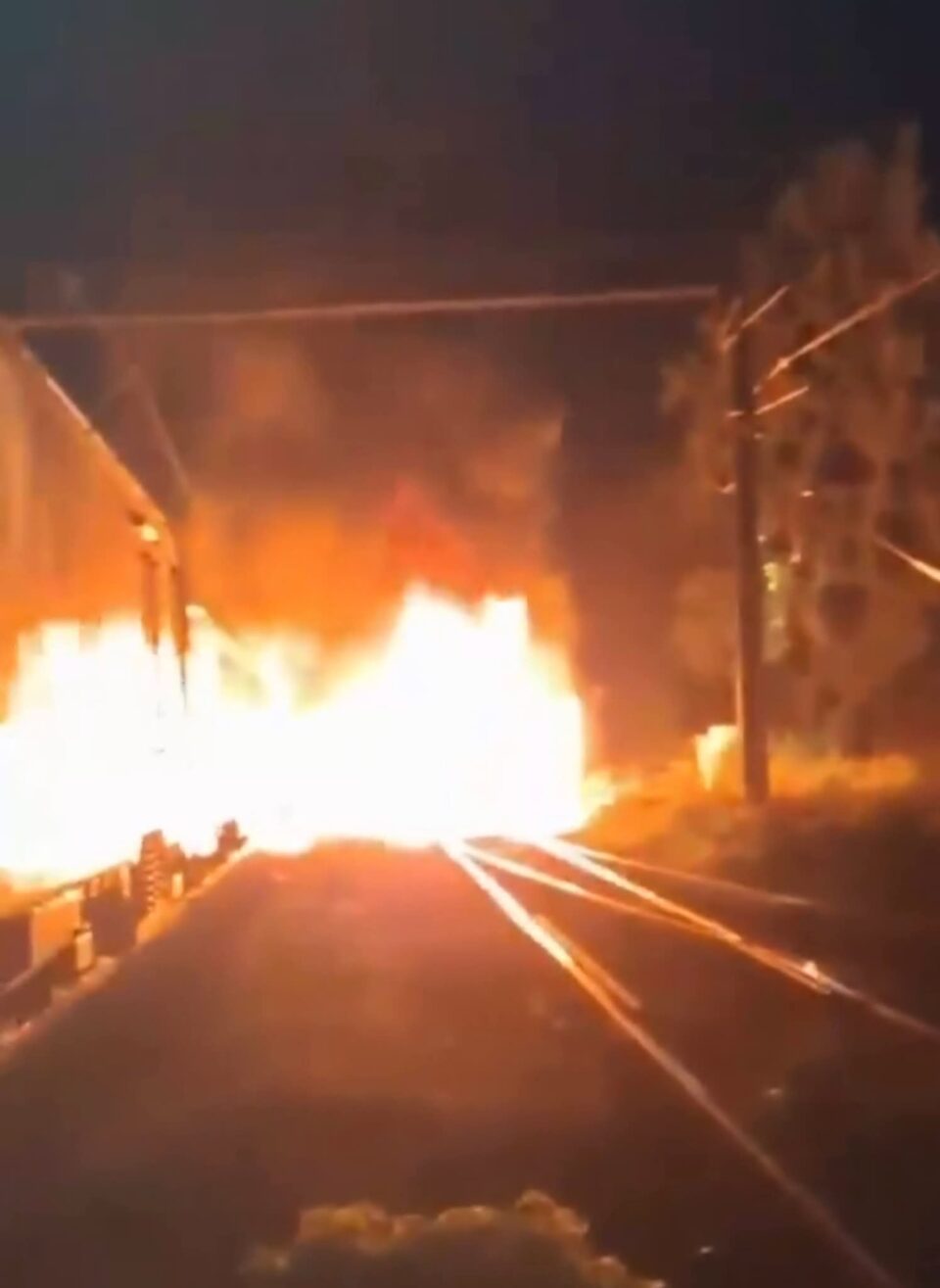 Trenul Suceava – Mangalia, accident cu un camion cu ciment care a luat foc. Călători evacuați din vagoane și întârziere de 243 de minute