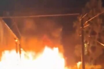 Trenul Suceava – Mangalia, accident cu un camion cu ciment care a luat foc. Călători evacuați din vagoane și întârziere de 243 de minute