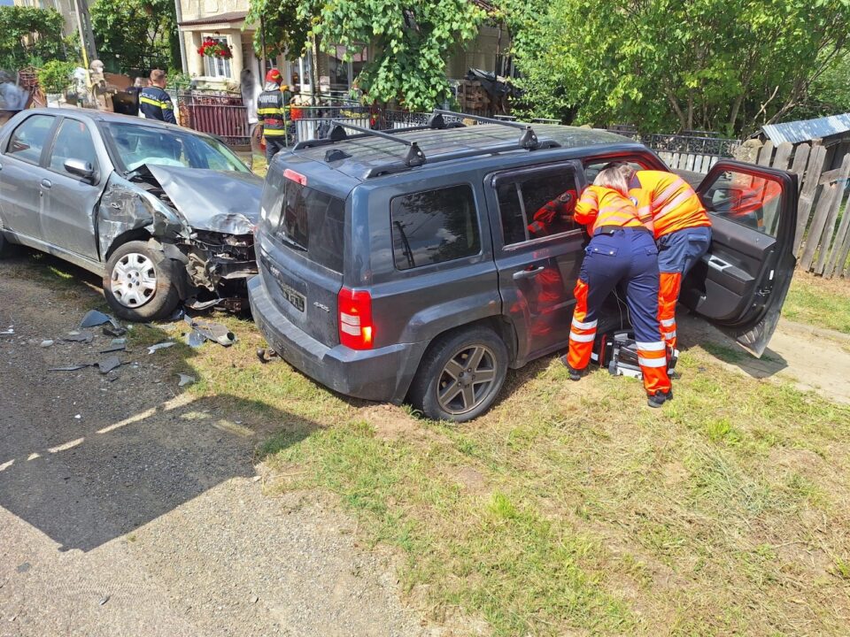 Trei femei, rănite după coliziunea dintre două autoturisme