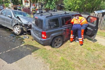 Trei femei, rănite după coliziunea dintre două autoturisme