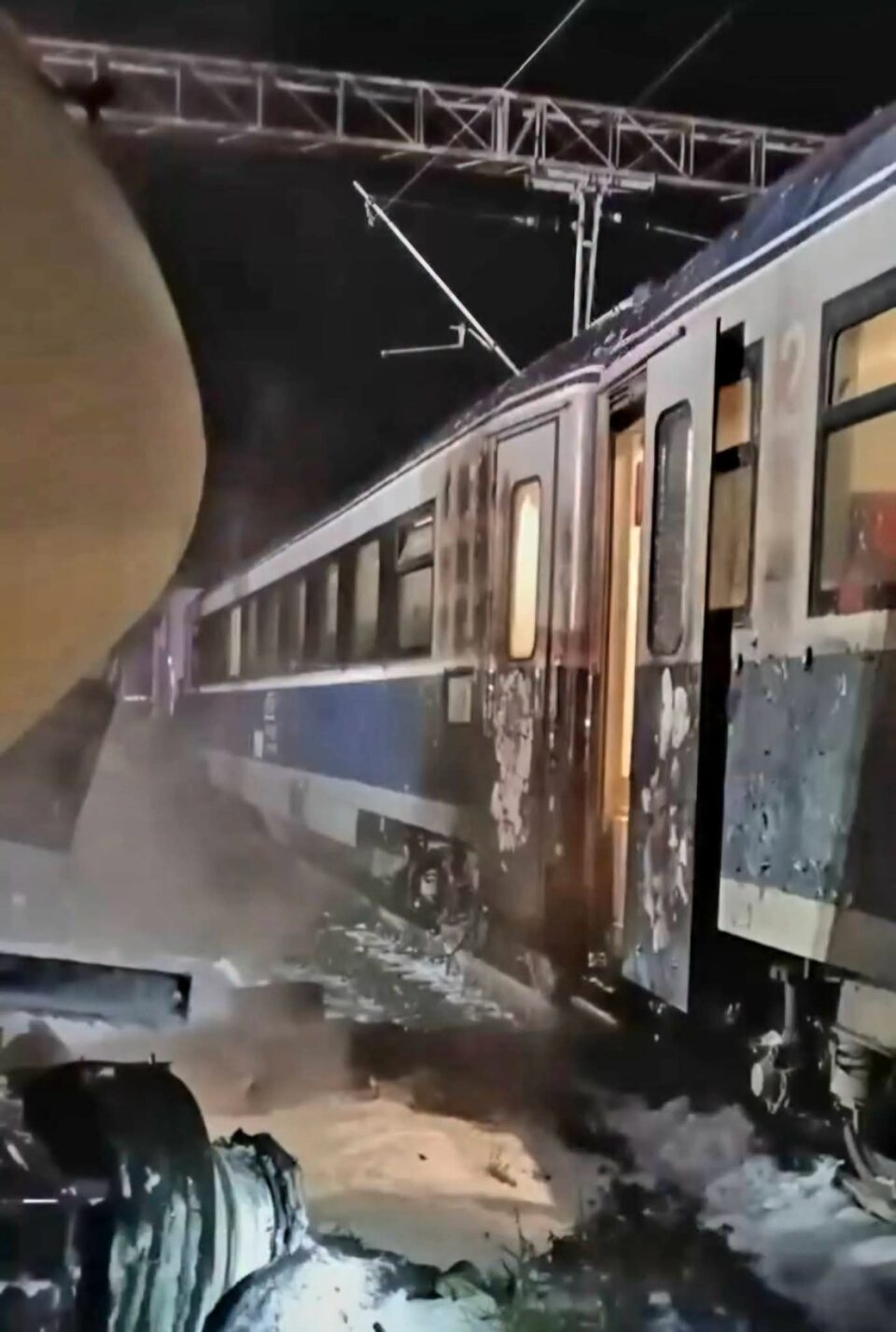 Trenul Suceava – Mangalia, accident cu un camion cu ciment care a luat foc. Călători evacuați din vagoane și întârziere de 243 de minute