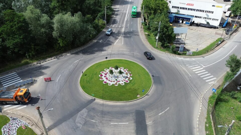 Sensul giratoriu spre cartierul Ițcani din Suceava a fost reabilitat Sensul giratoriu spre cartierul Ițcani din Suceava a fost reabilitat