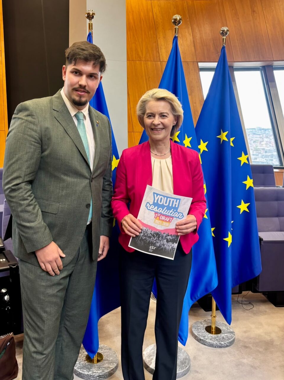 Suceveanul Rafael Barac-Bologa i-a înmânat Ursulei von der Leyen propunerile tinerilor din România Suceveanul Rafael Barac-Bologa i-a înmânat Ursulei von der Leyen propunerile tinerilor din România