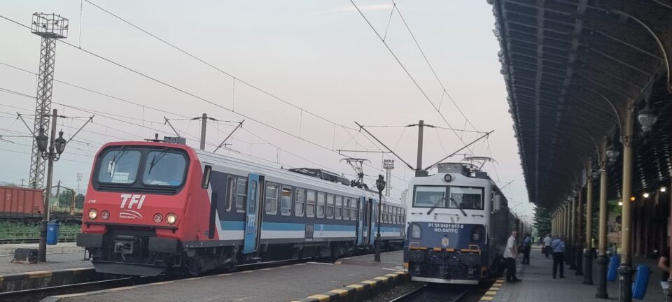 Șeful CFR Călători, reclamat la ministru de un sucevean care a pierdut legătura dintre un tren de stat și unul privat