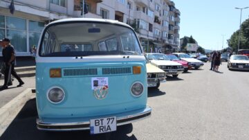 Eveniment 130 de ani de automobilism la Fălticeni, sărbătoriți printr-o paradă impresionantă de vehicule istorice