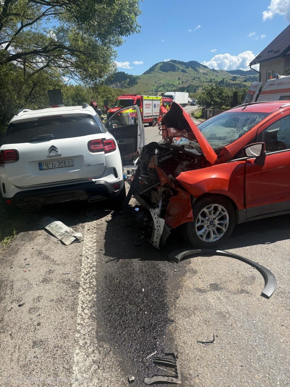 Momente de panică pentru șase oameni, după o pătrundere pe contrasens și un impact violent