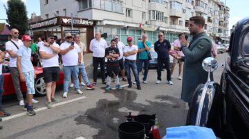 Eveniment 130 de ani de automobilism la Fălticeni, sărbătoriți printr-o paradă impresionantă de vehicule istorice