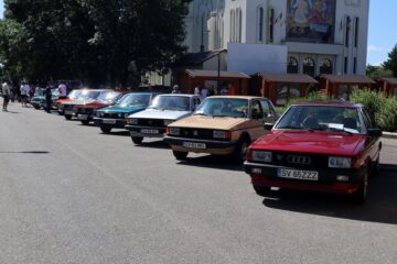 Eveniment 130 de ani de automobilism la Fălticeni, sărbătoriți printr-o paradă impresionantă de vehicule istorice