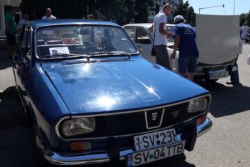 Eveniment 130 de ani de automobilism la Fălticeni, sărbătoriți printr-o paradă impresionantă de vehicule istorice