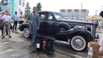 Eveniment 130 de ani de automobilism la Fălticeni, sărbătoriți printr-o paradă impresionantă de vehicule istorice