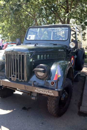 Eveniment 130 de ani de automobilism la Fălticeni, sărbătoriți printr-o paradă impresionantă de vehicule istorice
