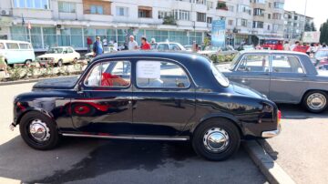 Eveniment 130 de ani de automobilism la Fălticeni, sărbătoriți printr-o paradă impresionantă de vehicule istorice