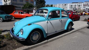 Eveniment 130 de ani de automobilism la Fălticeni, sărbătoriți printr-o paradă impresionantă de vehicule istorice