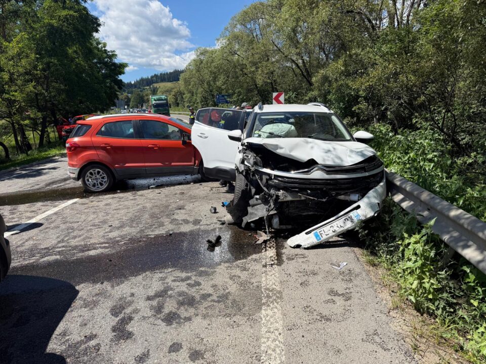 Momente de panică pentru șase oameni, după o pătrundere pe contrasens și un impact violent