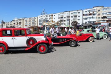 Eveniment 130 de ani de automobilism la Fălticeni, sărbătoriți printr-o paradă impresionantă de vehicule istorice