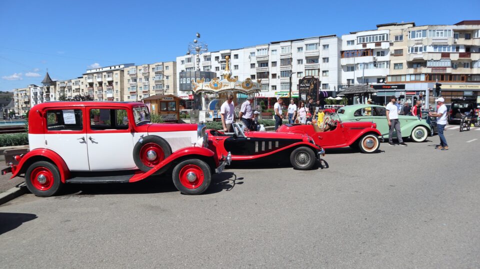 Eveniment 130 de ani de automobilism la Fălticeni, sărbătoriți printr-o paradă impresionantă de vehicule istorice Eveniment 130 de ani de automobilism la Fălticeni, sărbătoriți printr-o paradă impresionantă de vehicule istorice
