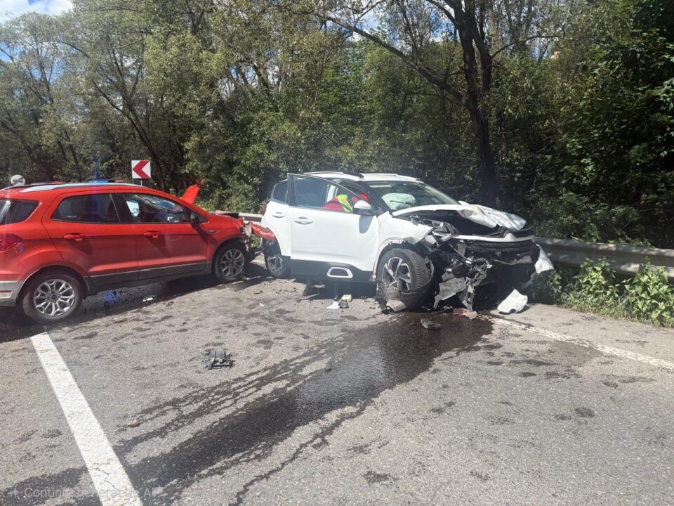 Momente de panică pentru șase oameni, după o pătrundere pe contrasens și un impact violent Momente de panică pentru șase oameni, după o pătrundere pe contrasens și un impact violent