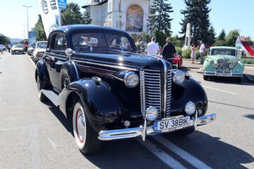 Eveniment 130 de ani de automobilism la Fălticeni, sărbătoriți printr-o paradă impresionantă de vehicule istorice